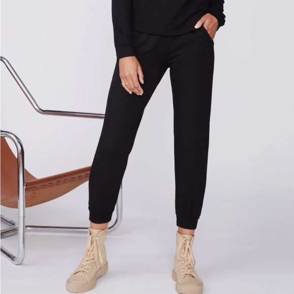 Monrow Women's Supersoft Jogger in Black 494 - Picture 1 of 10